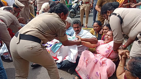 Police detain protestors in Vijayawada