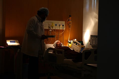 A doctor and patient in a hospital room | Image for representation