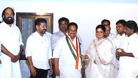 Telangana: Former MP Jithender Reddy quits BJP and joins Congress 
