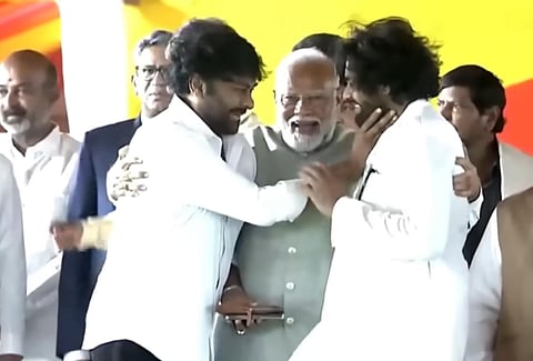 Modi hugs Chiranjeevi & Pawan Kalyan at Chandrababu Naidu's swearing-in