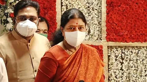 Sasikala and TTV Dhinakaran behind her