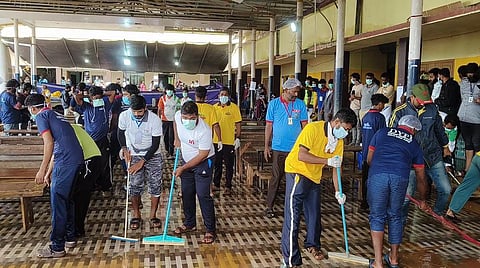 Members of the Democratic Youth Federation of India (DYFI) [linked to the ruling CPI(M)], Youth Congress (Indian National Congress), Muslim Youth League (Indian Union Muslim League) and Sevabharati (RSS) working together