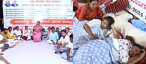 Karnataka : Shobha Karandlaje, BJP MLA Yatnal take part in strike over Waqf properties row
