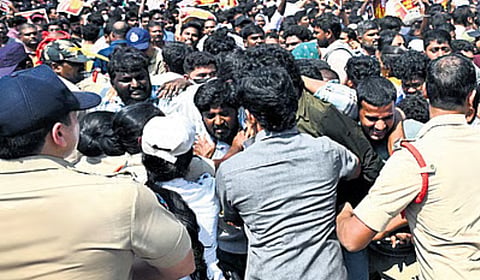 Andhra Pradesh secratariat workers protest