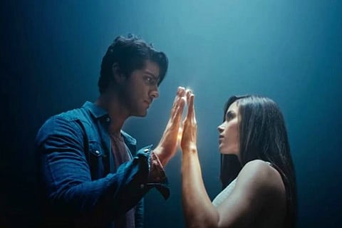 Lead actors are seen joining their hands together in the trailer of '99 Songs'. 
