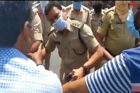 Journos attacked by police during lockdown in Andhra, stage protest 