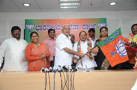 Senior Karnataka Congress leader Baburao Chinchansur joins BJP