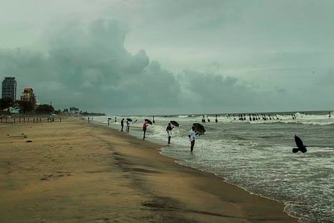 ചിത്രങ്ങൾ: കാലവർഷം തിരികെ തരുന്ന നഷ്ടസ്വർണം തേടി കോഴിക്കോടൻ തീരങ്ങളിൽ നിധിവേട്ട