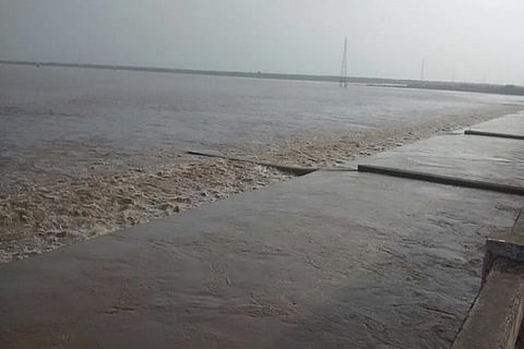 4,000 persons moved to relief camps in AP as Godavari flooding hits 400 villages