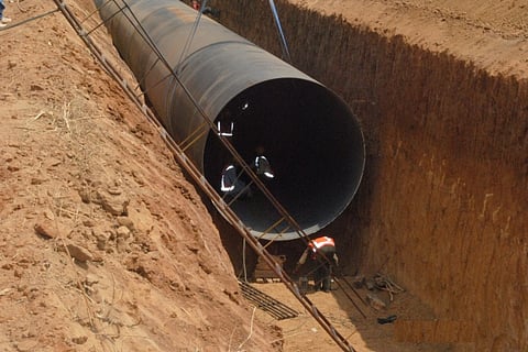 Road caves-in at Tarbund in Hyderabad as water pipe breaks, road gets jammed up