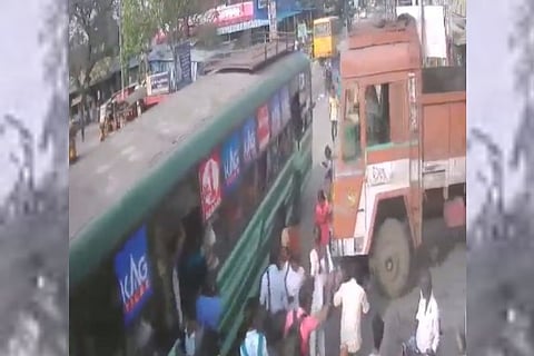 28-year-old TN teacher crushed to death as lorry hits bus in Kanchipuram district