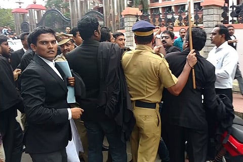ഹൈക്കോടതി വളപ്പിൽ സംഘർഷം; ലാത്തിച്ചാർജ്