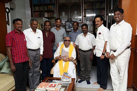 Kovan meets Karunanidhi and Stalin, thanks them for opposing AIADMK