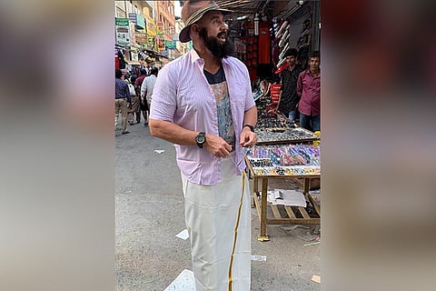 Whistle podu! Former CSK player Matthew Hayden goes T Nagar shopping in veshti