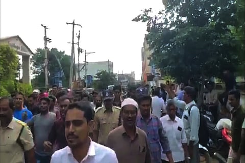 Muslim men raising slogans against NIA in Andhra's Guntur who carried raids with police escort. 
