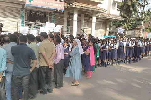 Mangaluru School kids raise stink over bar close to school, stop Mayor from inaugurating it