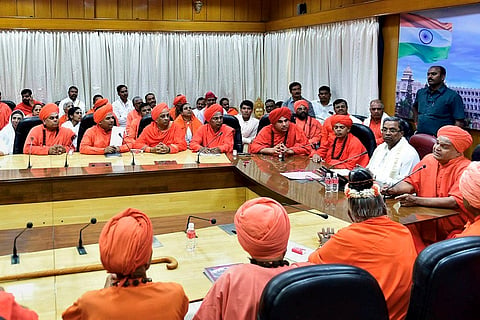 Lingayat seer asks BJP to support K’taka govt’s move to grant minority status