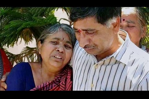 Hundreds gather as slain Indian engineer Srinivas Kuchibhotla cremated in Hyderabad