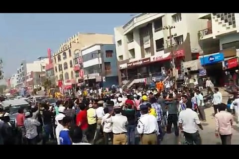 Residents stage 'road roko' in Hyderabad's Old City over cash crunch