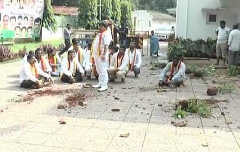 Pro-Kannada activists vandalise Minister Tanveer Sait's home 