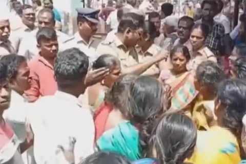 Relatives of Vedan arguing with the police outside the Usilampatti Government Hospital, Madurai.