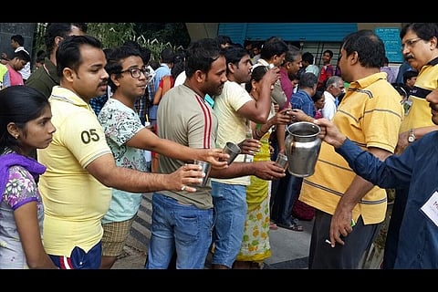 From locating ATMs to filling forms, good samaritans are helping during demonetisation