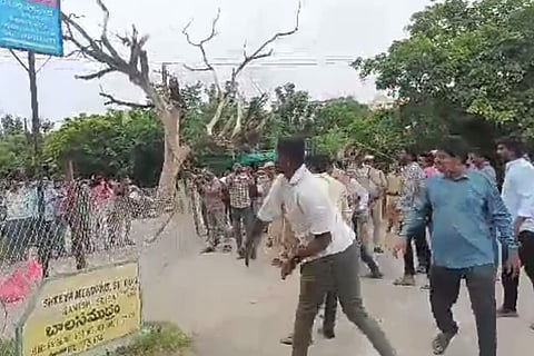 BJP and BRS protesters clash at Hanmakonda 
