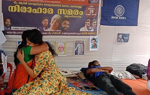 Gomathi and Deepa Mohanan at the protest site