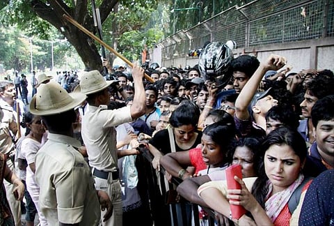 Investigation: Tickets for IPL finals in Bengaluru are being openly sold in black 