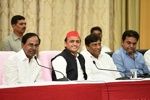 Akhilesh Yadav meets Telangana CM KCR in Hyd to discuss proposed Federal Front