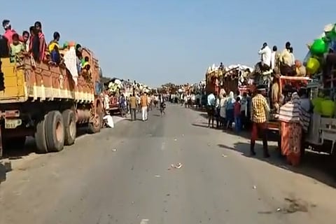  Migrant laborers working in red chilly fields stranded at Andhra check post, escorted back to Guntur