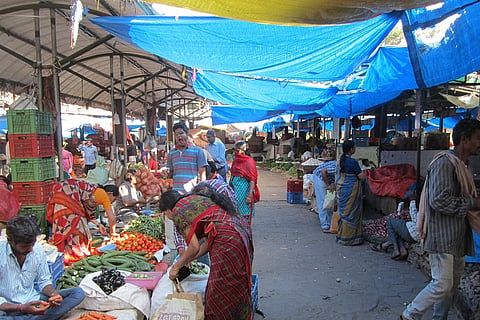 For vendors and customers at farmers’ market, cashless system gives major relief