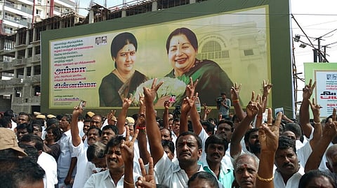 OPS-EPS factions burn effigies of TTV, remove Sasikala posters in Mannargudi 
