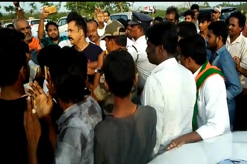 BJP workers block Telugu actor Sivaji's car for criticising PM Modi over special status
