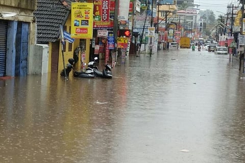 Rain lashes Kerala capital, Thiruvananthapuram wades through knee deep water