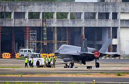 British F-35B fighter jet departs from Kerala after emergency landing ...