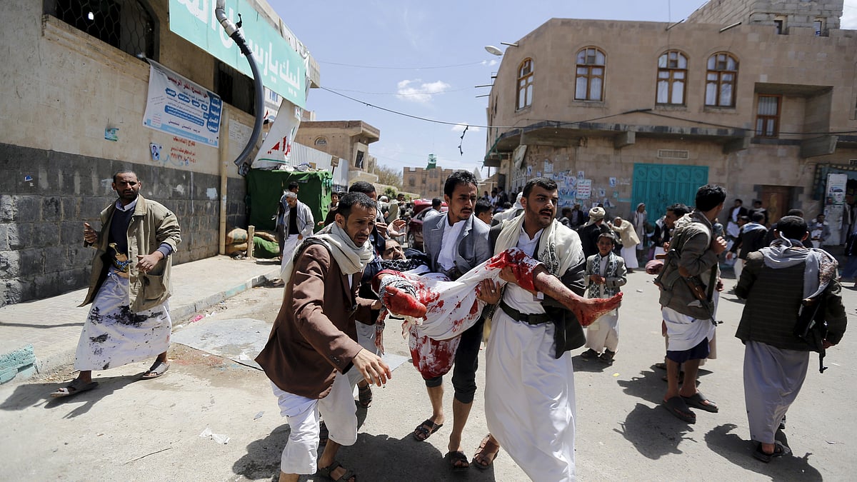 People carry an injured man out of a mosque attacked by a suicide bomber in Yemen.(Photo: Reuters)