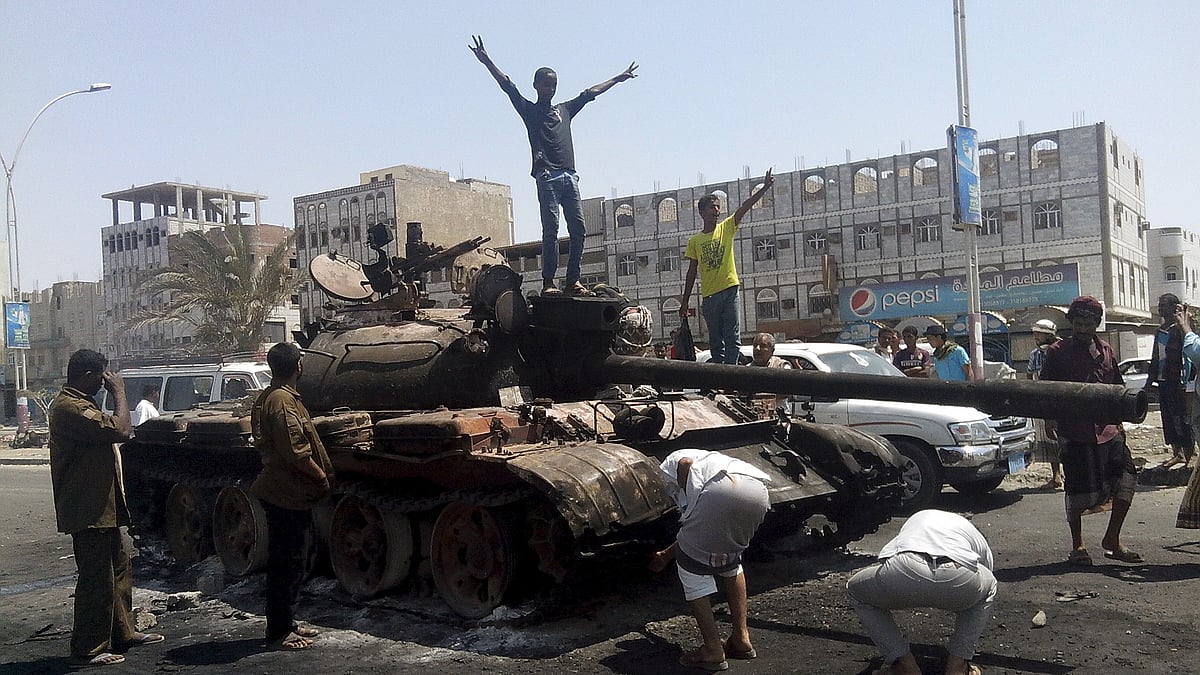 File photo of Yemeni fighters loyal to the Saudi-backed President Abd-Rabbu Mansour Hadi clashing with Iranian-allied Houthi fighters in downtown Aden. (Photo: Reuters)