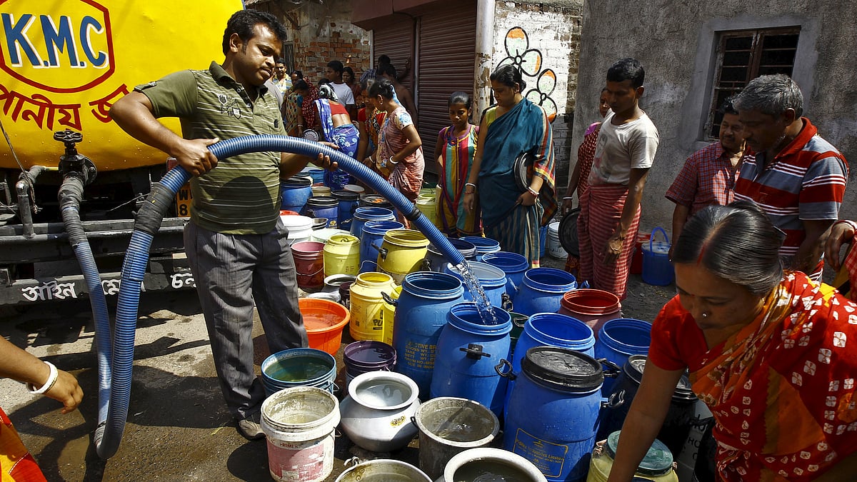 A file photo of residents filling drinking water in containers from a government water tanker. (Photo: Reuters)