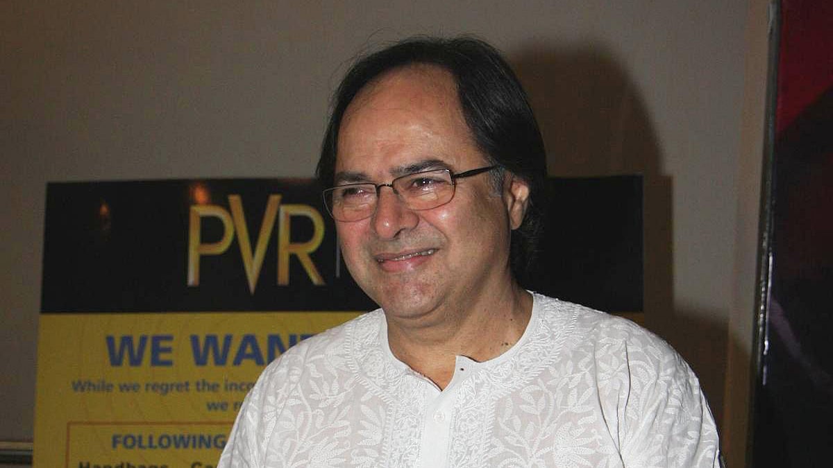 Farooq Shaikh dressed in a Lucknawi chikan kurta, one of his favourite attires. 