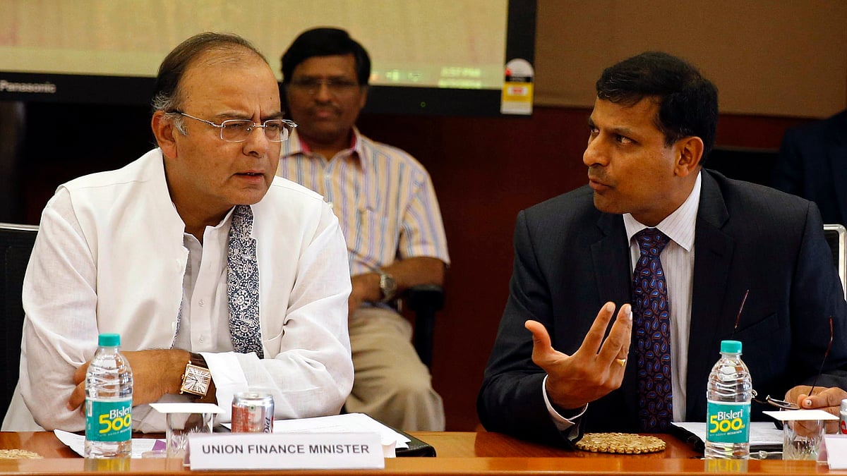 India’s Finance Minister Arun Jaitley (L) listens to Reserve Bank of India (RBI) Governor Raghuram Rajan during a financial stability development council meeting in Mumbai, 7 June 2014. (Photo: Reuters)