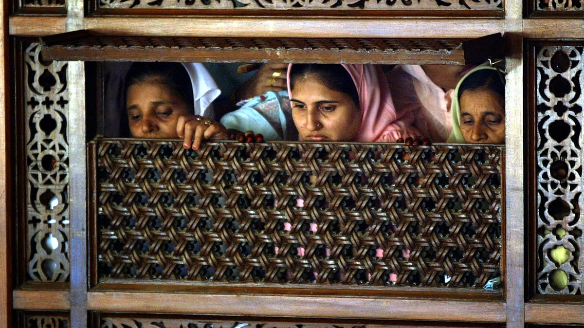 Muslim women inside a mosque watch proceedings of a mass wedding organised by the Dawoodi Bohra Muslim sect in Bombay. (Photo: Reuters)