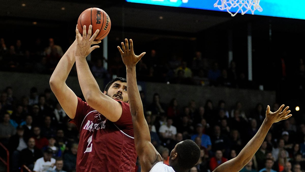 New Mexico State Aggies center Sim Bhullar (2) shoots against San Diego State Aztecs in men’s college basketball game. (Photo: Reuters)