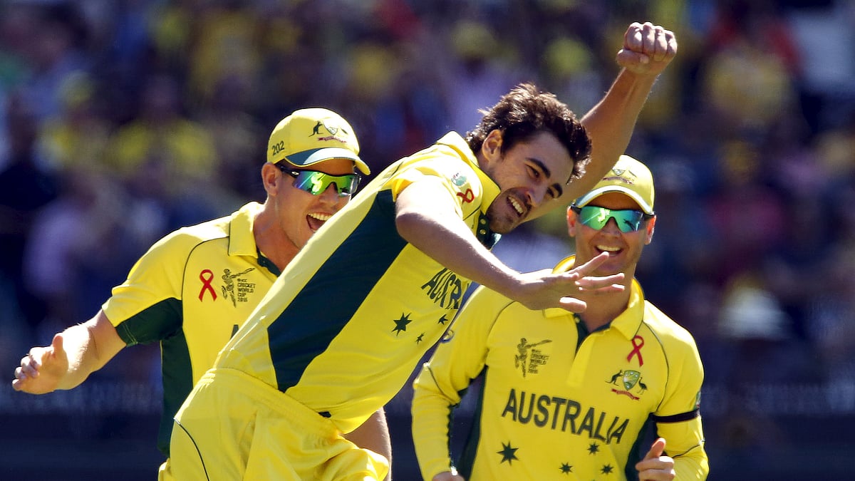 Australia’sMitchell Starc (C) celebrates with team mates James Faulkner (L) and captainMichael Clarke after bowling New Zealand’s captain Brendon McCullum for a duckduring their Cricket World Cup final match at the Melbourne Cricket Ground(MCG) March 29, 2015. 