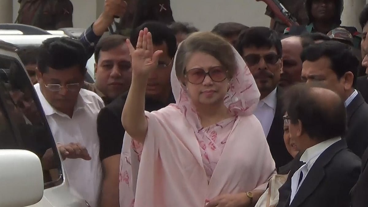 Khaleda Zia outside court premises in Dhaka. (Photo: AP screengrab)