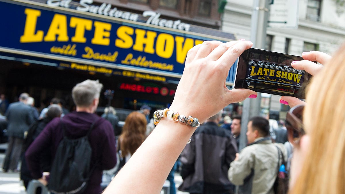 Fans gather outside The Ed Sullivan Theater during the last taping of the “Late Show with David Letterman” . (Photo: AP)
