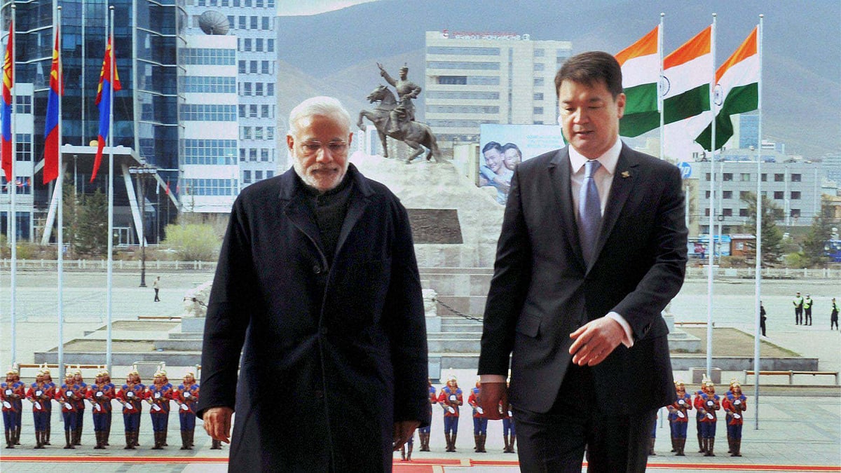 Prime Minster Narendra Modi with his Mongolian counterpart Chimed Saikhanbileg during the ceremonial welcome at State Palace in Ulan Bator, Mongolia. (Photo: PTI)