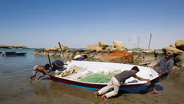 <!--StartFragment-->Local Baluch fishermen push a boat to the shore at a fishing port in Tiss village in the suburb of the port city of Chabahar. (Photo: Reuters)<!--EndFragment-->