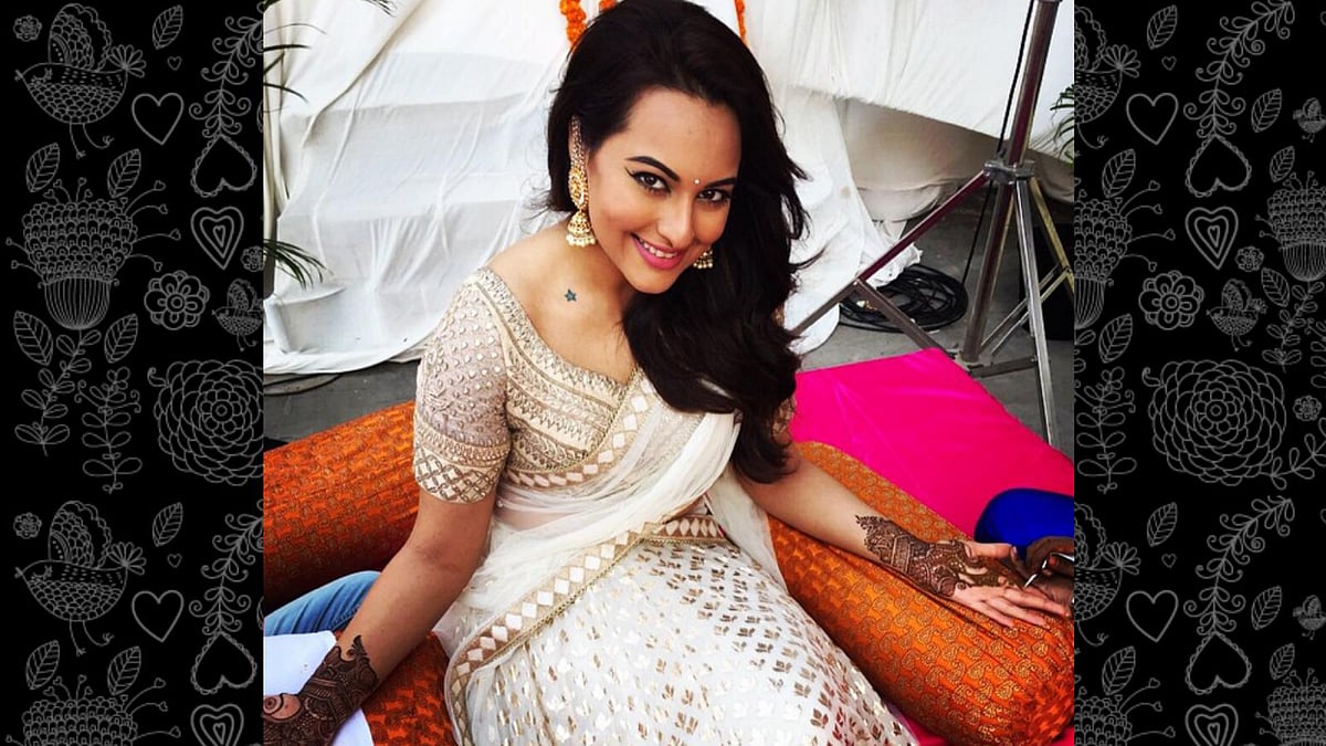 Sonakshi Sinha in white for a <i>mehendi </i>ceremony (Photo: <a href="https://instagram.com/p/x9QOPHFdGb/">Instagram/aslisona</a>)