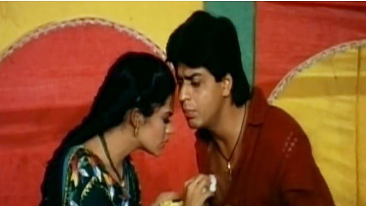 SRK flirting with Mandira Bedi. When did this happen in <i>DDLJ</i>? (Photo: <a href="https://www.youtube.com/watch?v=9xDrReGMJWY">YouTube/YRF</a>)